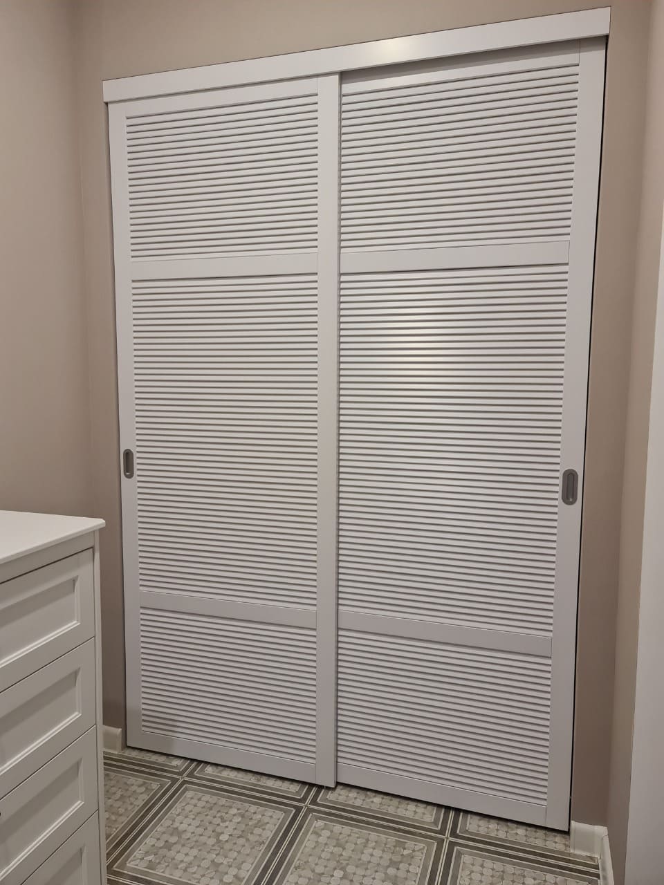 Шкафы в туалете с реечными дверками из дерева, мдф.